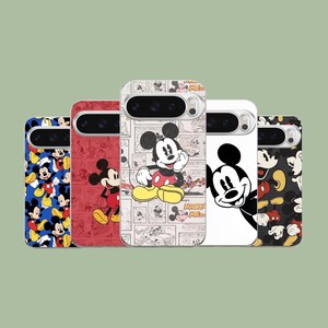 Könnte beinhalten: Fünf Handyhüllen mit Mickey Mouse-Designs. Die Hüllen weisen verschiedene Farben und Muster auf, darunter eine blaue Hülle mit Mickey Mouse-Figuren, eine rote Hülle mit Mickey, eine Hülle mit Comic-Panels, eine weiße Hülle mit Mickey und eine schwarze Hülle mit Mickey.