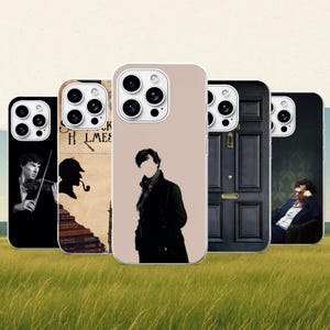 Könnte beinhalten: Fünf Smartphone-Hüllen mit Sherlock-Holmes-Motiven. Die Designs zeigen einen Geiger, eine Silhouette mit Pfeife und Bücherstapel, ein minimalistisches Porträt, eine schwarze Tür mit Türklopfer und eine sitzende Person mit Notiz.