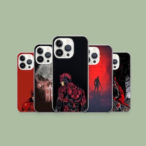 Op de afbeelding: Een verzameling telefoonhoesjes met stripboekkunst. De hoesjes tonen illustraties van een superheld in verschillende actieposes en omgevingen. Het kleurenpalet omvat rood, zwart en wit, met stadsgezichten en dramatische belichting.