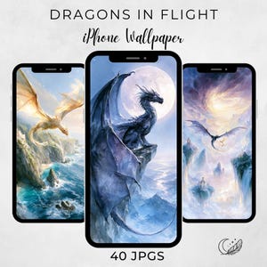 Könnte beinhalten: Drei Smartphones zeigen digitale Kunstwerke mit dem Titel DRAGONS IN FLIGHT iPhone Wallpaper, bestehend aus 40 JPG-Dateien. Die Bildschirme zeigen Fantasy-Illustrationen von Drachen in verschiedenen Landschaften, wie Küstenklippen und Mondgipfeln.