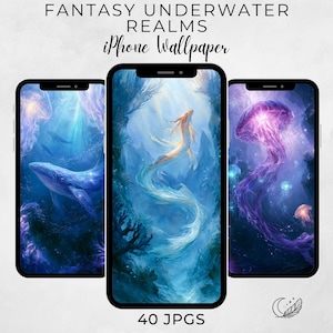 Op de afbeelding: Drie smartphones tonen digitale kunst met de tekst FANTASY UNDERWATER REALMS iPhone Wallpaper 40 JPGS. De schermen tonen een blauwe vinvis, een gouden zeedraak en een paarse kwal in diepblauwe en violette onderwateromgevingen.