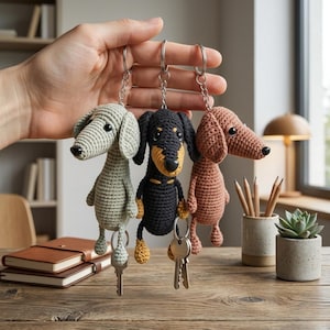 Puede incluir: Una taza de cerámica blanca con un asa negra y el texto "But First, Coffee" en negro, en negrita. La taza está sobre una superficie blanca.