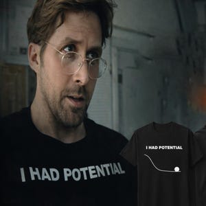 Könnte beinhalten: Eine weiße Keramiktasse mit schwarzem Henkel und dem Text "But First, Coffee" in handschriftlichem Stil. Die Tasse steht auf einer weißen Oberfläche. Die Tasse ist etwa 10 cm hoch.