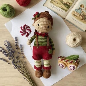 Puede incluir: Un juego de tres cuencos apilables de cerámica en tonos azules, verdes y blancos. Los cuencos presentan un esmalte moteado y un diseño sencillo y moderno. El cuenco más grande mide unos 15 cm de diámetro.