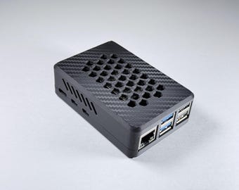 Carcasa para Raspberry Pi 5: textura de fibra de carbono, diseño de panal ventilado, carcasa impresa en 3D.