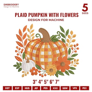 Op de afbeelding: Een borduurmachineontwerp met een grote oranje en wit geruite pompoen met een bruine steel, omringd door oranje en gele bloemen, groene bladeren en bessen. De tekst bevat EMBROIDERY Design for Machine, PLAID PUMPKIN WITH FLOWERS, 5 SIZES en 3" 4" 5" 6" 7".