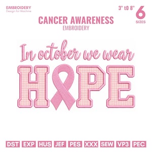 Op de afbeelding: Een machineborduurontwerp met de tekst "In october we wear HOPE" in roze schrijf- en blokletters. De letter O is vervangen door een roze bewustzijnslint. Het ontwerp bevat een roze vichy-patroon en is beschikbaar in maten van 7,62 cm tot 20,32 cm.