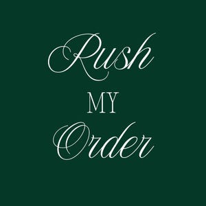 Può includere: Un grafico quadrato verde bosco scuro con il testo bianco Rush MY Order. La parola Rush è scritta in un corsivo fluido, la parola MY è in un carattere serif pulito e la parola Order è in un corsivo corrispondente.