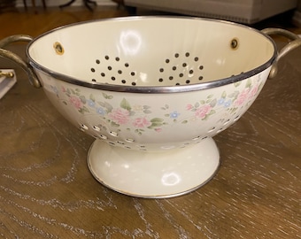 Vintage Pfaltzgraff Tea Rose pattern enameled metal colander with brass handles