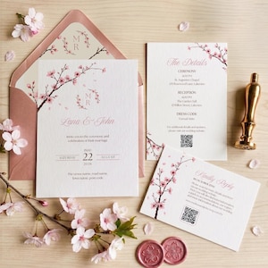 Pode incluir: Um conjunto de convites de casamento em cartolina branca com ilustrações de flores de cerejeira cor-de-rosa, incluindo um convite para Lana & John, um cartão de detalhes e um cartão de resposta com códigos QR, um envelope rosa e um selo.