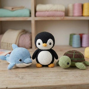 Könnte beinhalten: Ein Set aus drei Keramikbechern mit gesprenkelter, matter Oberfläche. Die Becher sind in Creme-, Hellgrau- und Dunkelgrautönen gehalten. Jeder Becher hat ein schlichtes, minimalistisches Design.