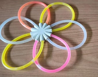 La flor/bola luminosa viene con 2
