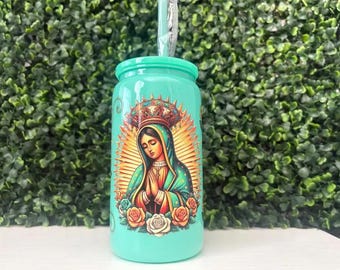 Vaso de plástico Libbey de 473 ml (16 oz) con pajita y tapa.
