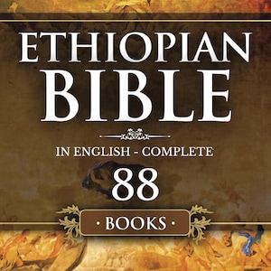 Könnte beinhalten: Das Cover der äthiopischen Bibel auf Englisch. Der Titel ist in großen weißen Buchstaben gehalten, wobei das Wort "Bibel" in einer größeren Schriftart geschrieben ist. Das Cover enthält auch die Angabe "88 Bücher" und den Text "Der gesamte Text mit fehlenden deuterokanonischen Apokryphen, Henoch, Jubiläen und den verlorenen Schriften."