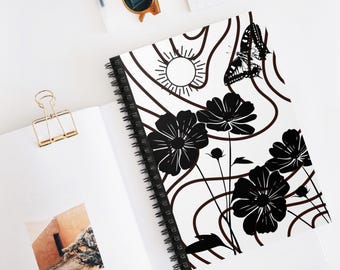 Cuaderno espiral con ilustración de polilla floral negra / Rayado