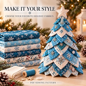 Peut inclure: Un sapin de Noël en tissu matelassé avec des motifs de flocons bleus et blancs, surmonté d'une étoile. À côté se trouvent des tissus pliés, une bobine de fil bleu et des décorations en bois. Texte : MAKE IT YOUR STYLE CHOOSE YOUR FAVORITE HOLIDAY FABRICS PDF SEWING PATTERN.