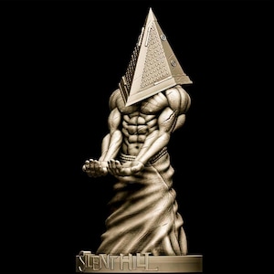 Pode incluir: Estátua em tons sépia de uma figura musculosa com cabeça em forma de pirâmide. A figura está com as mãos abertas, vestindo uma roupa drapeada. A base da estátua diz "SILENT HILL".