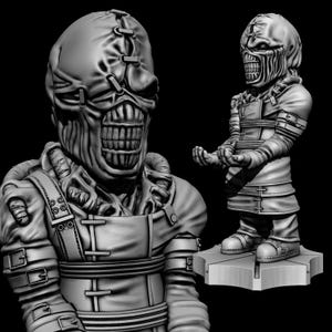 Puede incluir: Figura impresa en 3D en escala de grises de un personaje monstruoso con una cubierta para la cabeza cosida y dientes expuestos. La figura lleva un atuendo con correas y botas. También hay una versión más pequeña de la figura, de pie sobre una base en forma de estrella.