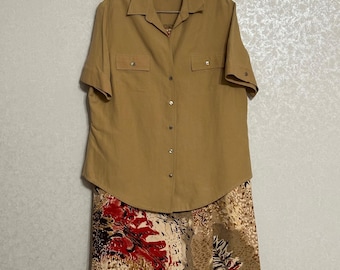 Conjunto Nygard Collection: Camisa neutra e saia envelope com estampa abstrata em seda e linho, tamanho 16.