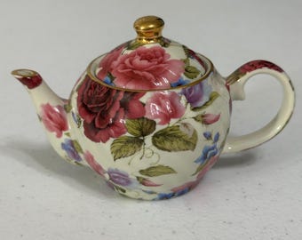 Bule em miniatura floral rosa "Um Lugar Especial" em cerâmica com detalhes dourados - 2003 - Decoração