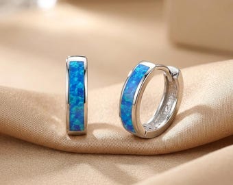 Pendientes de aro delicados de ópalo, incrustaciones de ópalo australiano triturado, joyería blanca, azul y rosa, aros pequeños minimalistas, regalo elegante para mamá.