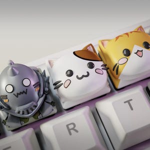 Puede incluir: Una taza de cerámica blanca con un asa negra y el texto "But First, Coffee" en negro, con una fuente de estilo manuscrito. La taza está sobre una superficie blanca.