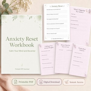 Puede incluir: Cuaderno de trabajo "Anxiety Reset" con una cubierta verde claro y el texto "Anxiety Reset Workbook Calm Your Mind and Recenter". Las hojas de trabajo rosas que lo acompañan incluyen indicaciones para la autorreflexión.