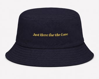 Sombrero tipo cubo bordado, sombrero de sol para fans "Just Here for the Lore"