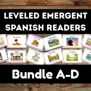 Peut inclure: Ensemble de cartes de lecture espagnoles avec des illustrations colorées. Les cartes sont disposées sur un fond en bois et présentent des titres tels que "Hola", "Uno, dos, tres" et "Bundle A-D". Le texte "LEVELED EMERGENT SPANISH READERS" est affiché en haut.