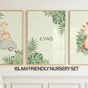Puede incluir: Un conjunto de tres impresiones en acuarela enmarcadas con un tema de safari. Las impresiones presentan una jirafa, un elefante y un león en un coche, el nombre "ILYAS" y una jirafa rodeada de hojas. El texto "ISLAM FRIENDLY NURSERY SET" está en la parte inferior.