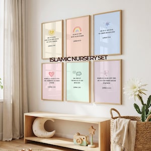 Könnte beinhalten: Ein Set aus sechs gerahmten Kunstdrucken mit inspirierenden Zitaten auf Deutsch, ideal für ein Kinderzimmer. Die Drucke haben Pastellhintergründe und Holzrahmen. Das Set, betitelt "Islamic Nursery Set", enthält Bilder von Sonne, Regenbogen, Herz, Wolke und Stern.