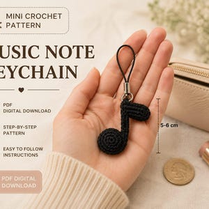 Könnte beinhalten: Ein schwarzer Häkel-Schlüsselanhänger in Form einer Musiknote mit schwarzer Kordelschlaufe. Der Text auf dem Bild lautet MINI CROCHET PATTERN, MUSIC NOTE KEYCHAIN, PDF DIGITAL DOWNLOAD, STEP-BY-STEP PATTERN, EASY TO FOLLOW INSTRUCTIONS. Die Note misst 5-6 cm.