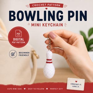 Peut inclure: Un mini porte-clés en forme de quille de bowling crochetée blanche avec des rayures rouges. L'image comprend le texte "Crochet Pattern Bowling Pin Mini Keychain" et "Beginner Friendly".