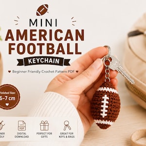 Op de afbeelding: Een bruin en wit gehaakte American football sleutelhanger met de tekst "MINI AMERICAN FOOTBALL KEYCHAIN". De sleutelhanger is bevestigd aan een set sleutels. De afmeting is 6-7 cm. De afbeelding bevat ook de tekst "Beginner Friendly Crochet Pattern PDF".