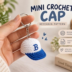 Puede incluir: Un llavero de mini gorra de ganchillo con corona blanca y visera azul, con una letra B azul bordada en el frente. El texto MINI CROCHET CAP KEYCHAIN PATTERN, small but special, beginner friendly, digital PDF y step-by-step instructions aparece en la imagen.