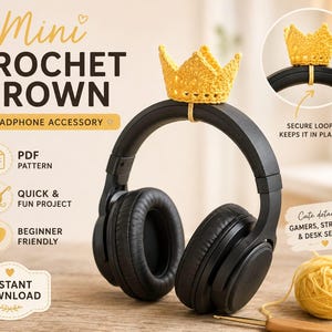 Può includere: Un accessorio per cuffie a forma di corona gialla all'uncinetto, fissato a cuffie nere con un passante. L'immagine include il testo: Mini Crochet Crown, Headphone Accessory, PDF Pattern, Quick & Fun Project, Beginner Friendly, Instant Download.