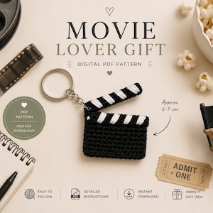 Op de afbeelding: Een zwart-witte gehaakte filmklapper-sleutelhanger met een metalen ring. De tekst op de afbeelding luidt MOVIE LOVER GIFT DIGITAL PDF PATTERN. Een notitie geeft aan dat de afmeting ongeveer 6-7 cm is. Andere items zijn een filmrol, popcorn, een notitieblok en een ticket.