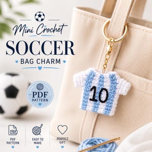 Puede incluir: Un llavero de ganchillo con forma de camiseta de fútbol con rayas verticales azul claro y blancas y el número 10 en negro. El llavero está unido a una anilla de metal dorado. El texto en la imagen incluye Mini Crochet SOCCER BAG CHARM.