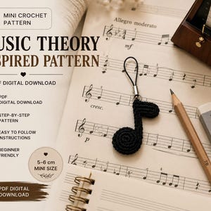 Può includere: Un ciondolo a forma di nota musicale lavorato all'uncinetto nero con un cordino nero, posizionato su uno spartito con un metronomo in legno, una matita e una gomma. Il testo riporta MINI CROCHET PATTERN, MUSIC THEORY INSPIRED PATTERN e 5-6 cm MINI SIZE.