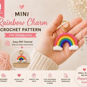 Könnte beinhalten: Eine Häkelanleitung für einen Mini-Regenbogen-Anhänger mit goldenem Schlüsselring. Der Regenbogen hat Streifen in Pink, Orange, Gelb, Grün, Blau und Lila sowie weiße Wolken an beiden Enden. Das Modell ist etwa 6 cm hoch.