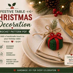 Może przedstawiać: Wzór szydełkowy w formacie PDF zatytułowany FESTIVE TABLE CHRISTMAS DECORATION, przedstawiający małą szydełkowaną ozdobę prezentową w kolorze zielonym i czerwonym na beżowej serwetce. Tekst wskazuje gotowy rozmiar około 5,5 cm dla ozdoby w kształcie sześcianu.