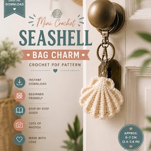 Op de afbeelding: Een gehaakte schelp-tasbedel hangend aan een koperen deurknop. De tekst luidt: Mini Crochet SEASHELL BAG CHARM CROCHET PDF PATTERN, INSTANT DOWNLOAD, BEGINNER FRIENDLY, STEP-BY-STEP GUIDE, LOTS OF PHOTOS, MADE WITH LOVE, APPROX. 6-7 CM.