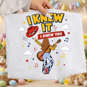 Diseño PNG de Toy Story TS "Lo sabía, te conocía", descarga digital de vaquera del oeste, gráfico de la era del cumpleaños para camisetas, tazas, bolsos y latas de vidrio. imagen 5