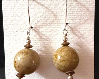 Keramische bol koperen hangoorbellen Stephanie Aune Artist Tan Boho J3019