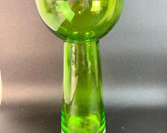 Jarrón sueco soplado a mano de 20 cm (8 pulgadas) color verde aguacate, de 1960. Impresionante estilo moderno de mediados de siglo.
