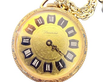 Reloj colgante Lucerne vintage, tono dorado, fabricado en Suiza, con cadena y números romanos.