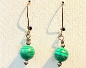 Groen gestreepte malachiet zilverkleurige draad oorbellen Stephanie Aune Artisan