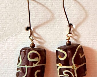 Glazen kralenoorbellen paars crème Swirl Artisan hanghaak Stephanie Aune Artist