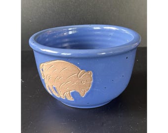 COLECCIÓN CIRCLE Cuenco de cerámica artesanal con bisonte de Yellowstone grabado