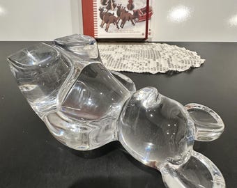 Peso de papel em forma de urso de pelúcia de cristal transparente, assinado por ORREFOR'S, com 14 cm de altura.
